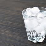 Pöydällä lasillinen jäävettä.