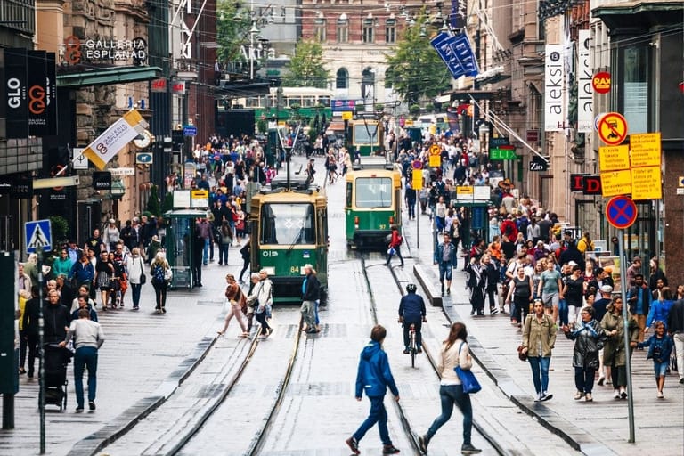 helsinki keskusta liikenne ruuhka ihmiset raitiovaunu ruuhka kaupunki