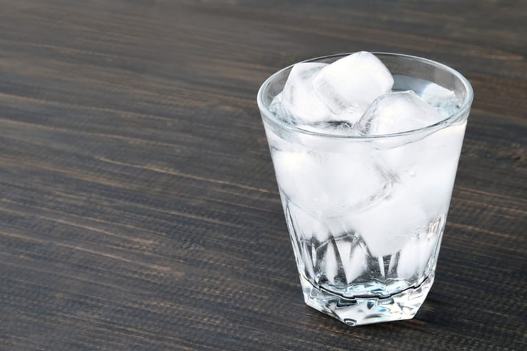 Pöydällä lasillinen jäävettä.